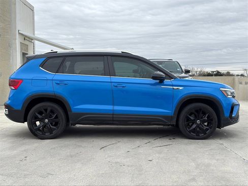 Used 2023 Volkswagen Taos SE w/ Panoramic Sunroof Package image 8