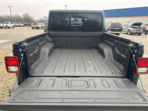 Used 2025 Jeep Gladiator Sport image 11