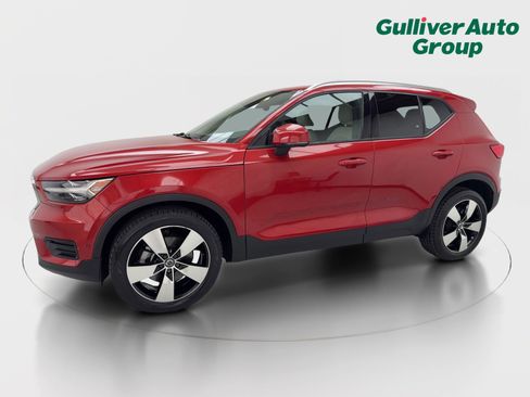 Used 2019 Volvo XC40 T4 Momentum image 2