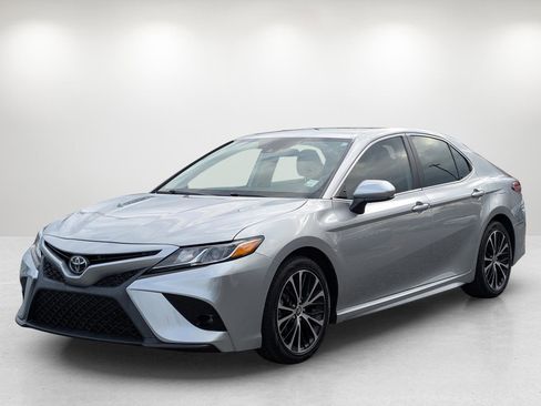 Used 2020 Toyota Camry SE image 1
