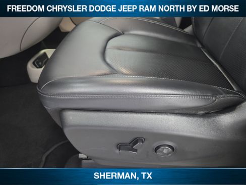 Used 2024 Chrysler Pacifica Touring-L image 18