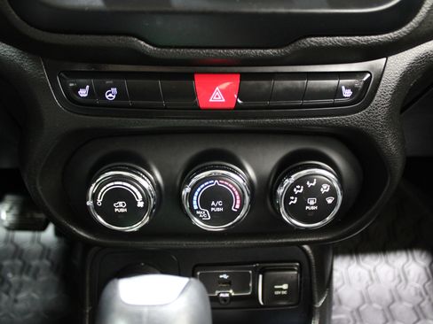 Used 2016 Jeep Renegade Latitude w/ Cold Weather Group image 18