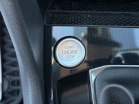 Certified 2025 Volkswagen Taos SE image 22