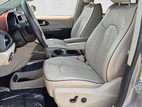 Used 2018 Chrysler Pacifica Limited w/ Advanced Safetytec Group FWD image 19
