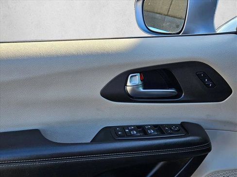 Used 2020 Chrysler Pacifica Limited image 10