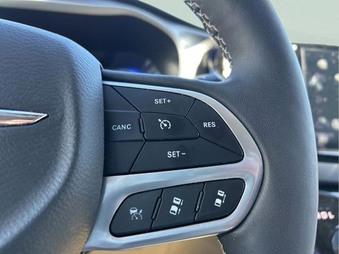 Certified 2024 Chrysler Pacifica Touring-L image 17