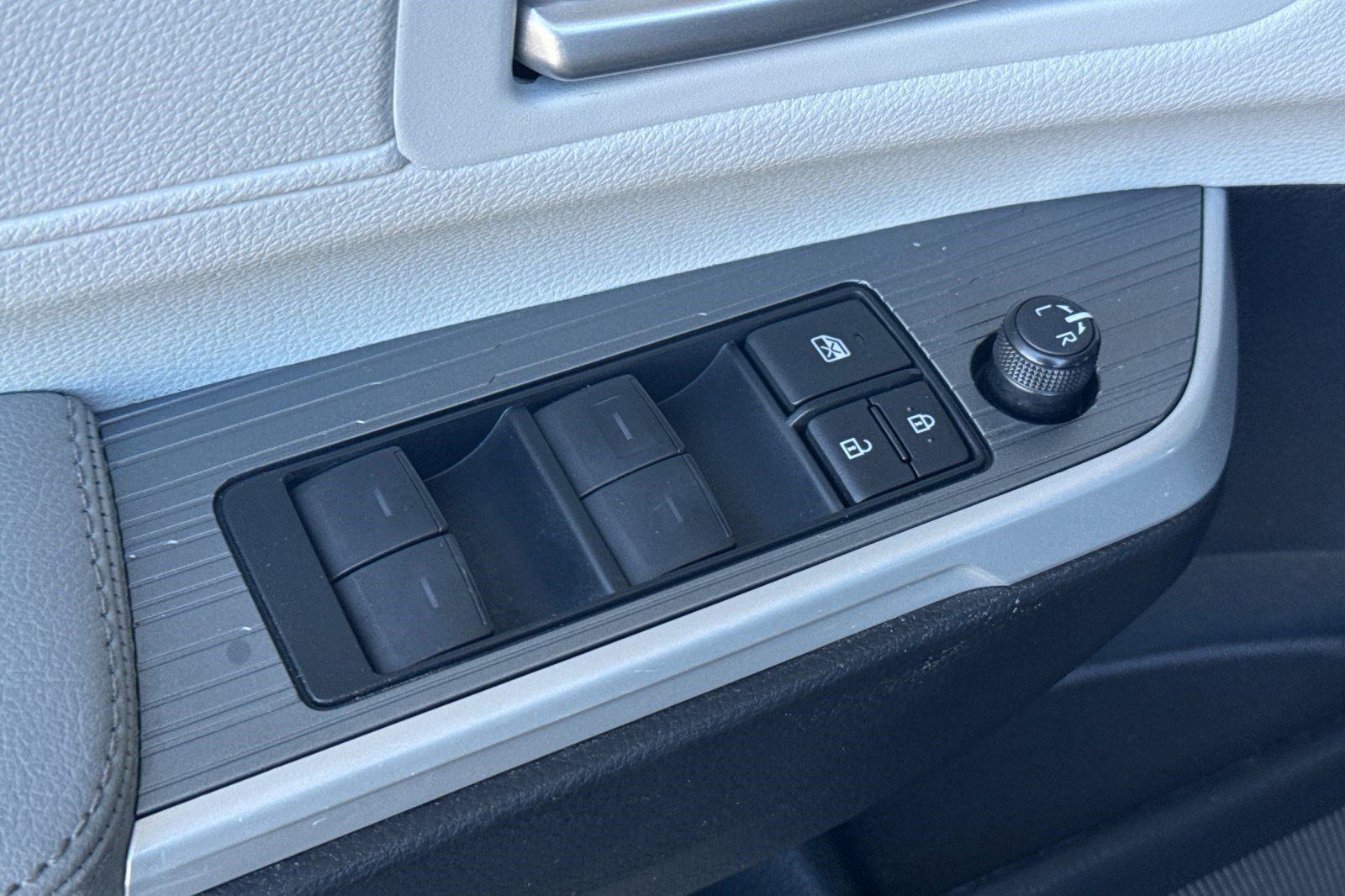 Used 2026 Toyota Sienna XLE FWD image 14