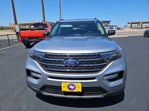 Used 2021 Ford Explorer XLT w/ Equipment Group 202A image 8