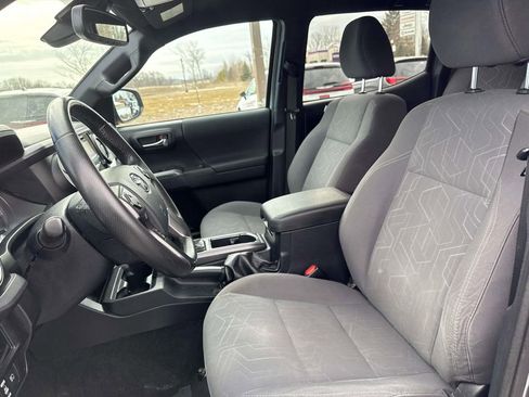 Used 2019 Toyota Tacoma TRD Sport image 11