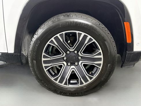 Used 2024 Jeep Wagoneer Series III AWD/4WD image 32