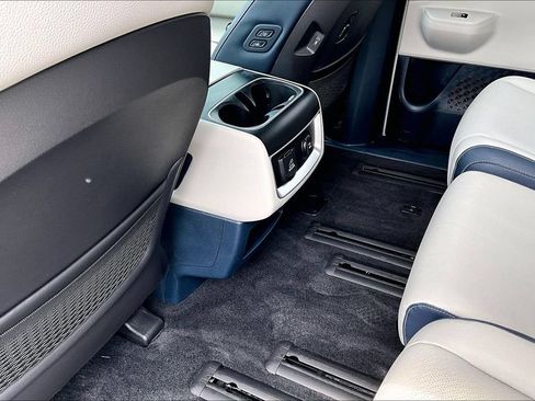 Used 2025 Kia Carnival SX Prestige FWD image 10