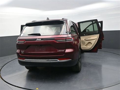 Used 2024 Jeep Grand Cherokee Limited w/ Luxury Tech Group II image 30