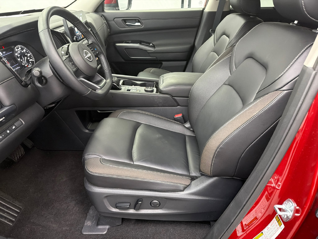 Used 2025 Nissan Pathfinder SL AWD/4WD image 9