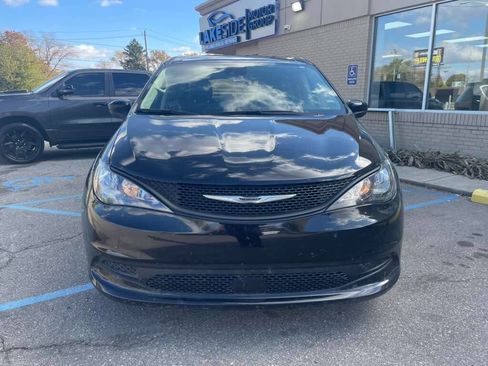 Used 2024 Chrysler Voyager LX image 2