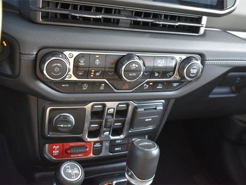 Used 2024 Jeep Gladiator Mojave image 22