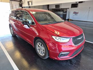 Used 2025 Chrysler Pacifica Select video 1