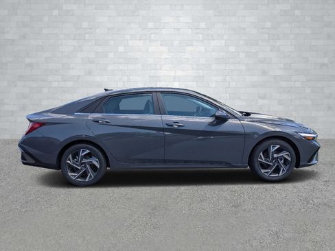 New 2025 Hyundai Elantra Limited image 4