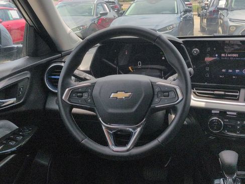 Used 2025 Chevrolet Trax LT w/ LT Convenience Package FWD image 22