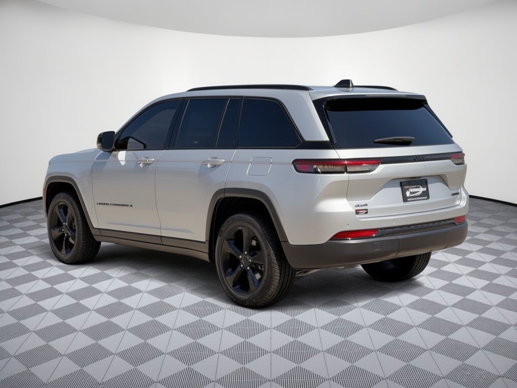 Used 2024 Jeep Grand Cherokee Limited w/ Black Appearance Package AWD/4WD image 3