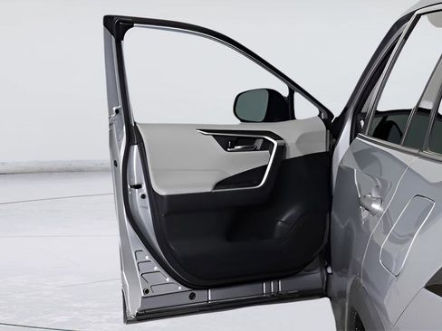 Used 2020 Toyota RAV4 XLE Premium image 16