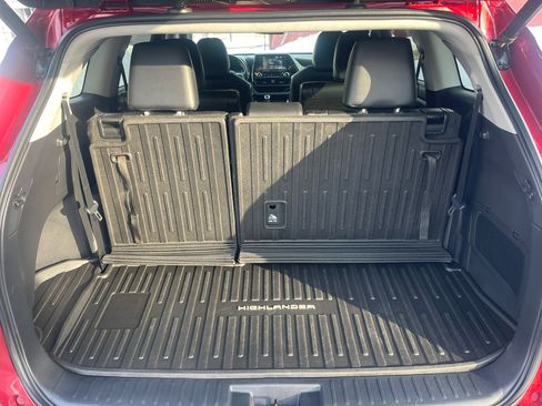 Used 2020 Toyota Highlander XLE image 29