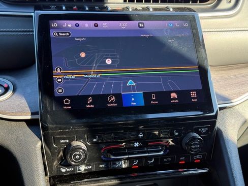 Used 2024 Jeep Grand Cherokee Limited image 19