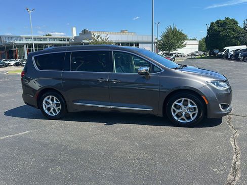 Used 2019 Chrysler Pacifica Limited FWD image 2
