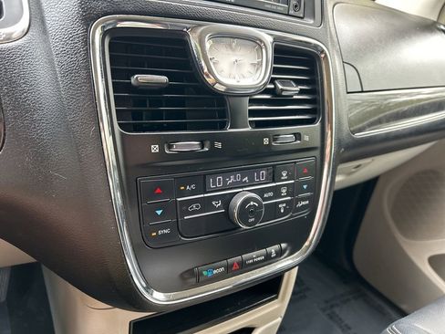 Used 2014 Chrysler Town & Country Touring image 31