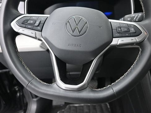 Used 2025 Volkswagen Taos SE FWD image 17