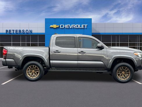 Used 2018 Toyota Tacoma TRD Sport w/ Technology Package image 3