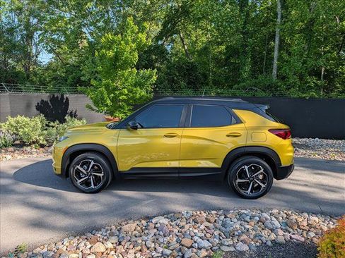 Used 2023 Chevrolet TrailBlazer RS w/ Sun and Liftgate Package FWD image 2