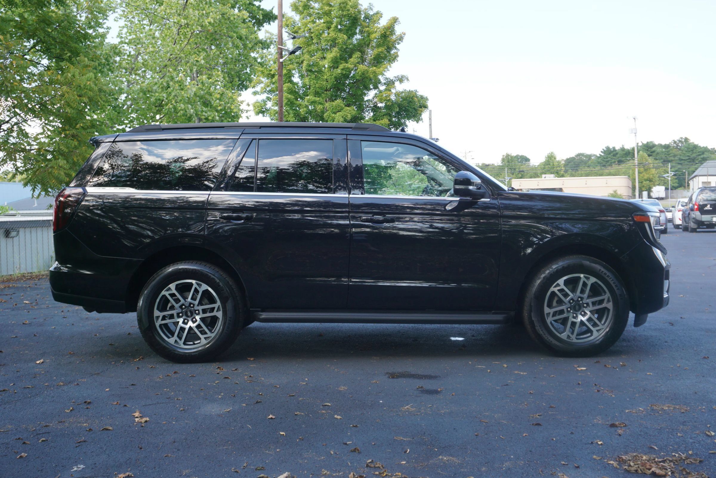 Used 2025 Ford Expedition Active RWD image 5