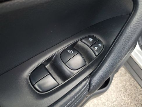 Used 2015 Nissan Rogue SV image 34