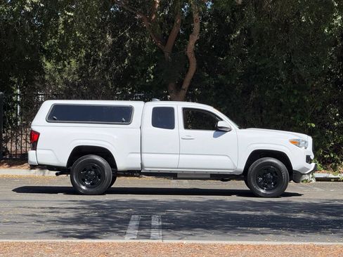 Used 2022 Toyota Tacoma SR RWD image 2