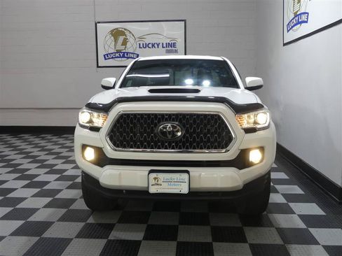 Used 2018 Toyota Tacoma TRD Sport AWD/4WD image 2