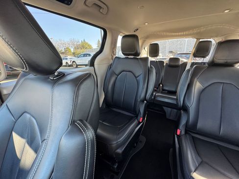 Used 2023 Chrysler Pacifica Touring-L image 41