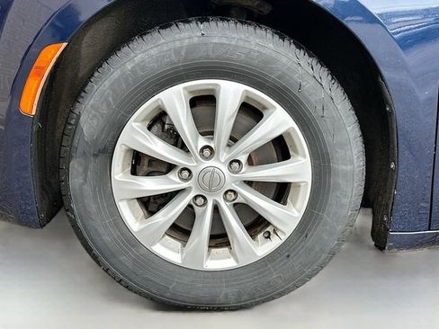 Used 2017 Chrysler Pacifica Touring-L FWD image 32