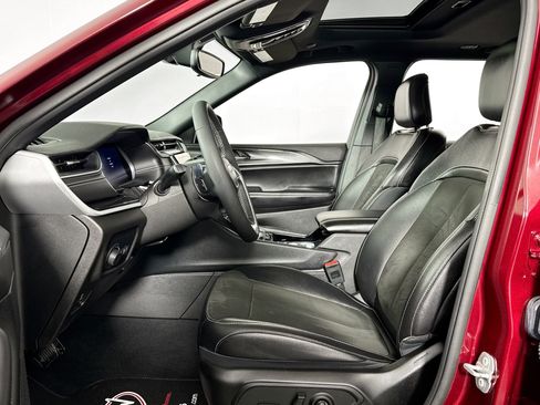 Used 2023 Jeep Grand Cherokee Altitude image 20