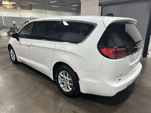 Used 2024 Chrysler Pacifica Touring-L image 5