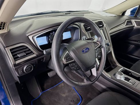 Used 2017 Ford Fusion SE w/ Fusion SE Technology Package image 4