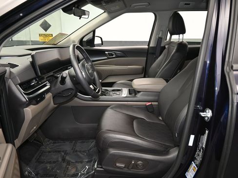 Used 2025 Kia Carnival image 11