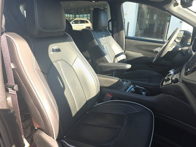 Used 2025 Chrysler Pacifica Premium FWD image 12