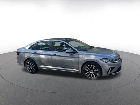 Used 2025 Volkswagen Jetta SE image 2