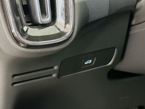 Used 2025 Volvo XC40 B5 Plus image 17