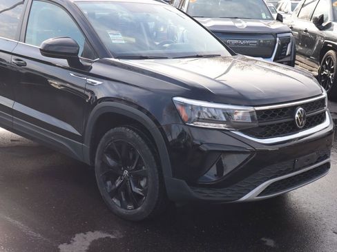 Used 2022 Volkswagen Taos SE w/ Panoramic Sunroof Package image 2