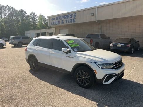 Used 2023 Volkswagen Tiguan SE image 4