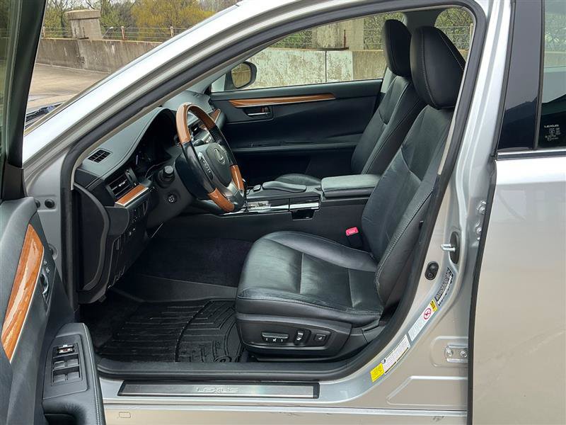 Used 2014 Lexus ES 300h w/ Luxury Package w/Bamboo Trim FWD image 29