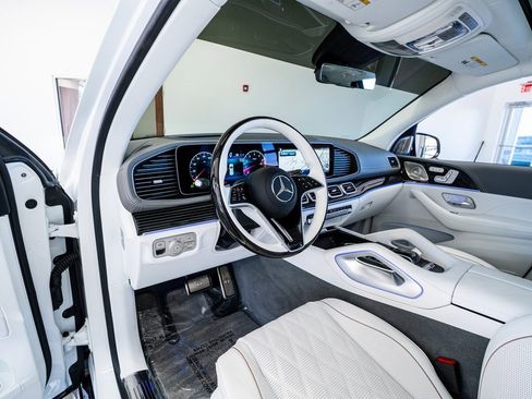 Used 2024 Mercedes-Benz Maybach GLS 600 4MATIC image 38