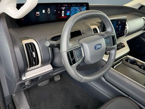 Used 2025 Ford Expedition Active image 4