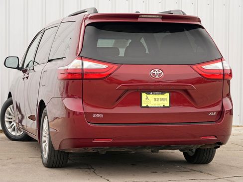 Used 2016 Toyota Sienna XLE image 5